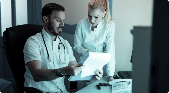 Lekarze robiący obdukcję w szpitalu.